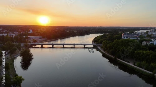 Vidéo aérienne de Vichy révélant le centre-ville, la rivière Allier et le pont de Bellerive