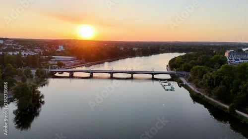 Vidéo aérienne de Vichy révélant le centre-ville, la rivière Allier et le pont de Bellerive
