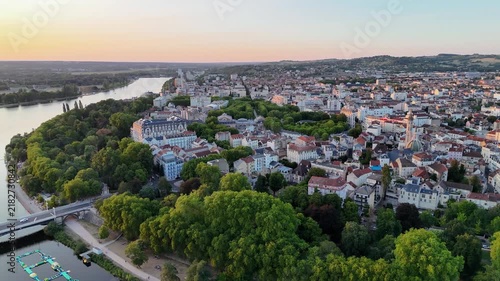 Vidéo aérienne de Vichy révélant le centre-ville, la rivière Allier et le pont de Bellerive