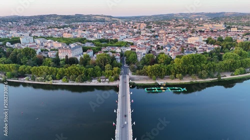 Vidéo aérienne de Vichy révélant le centre-ville, la rivière Allier et le pont de Bellerive