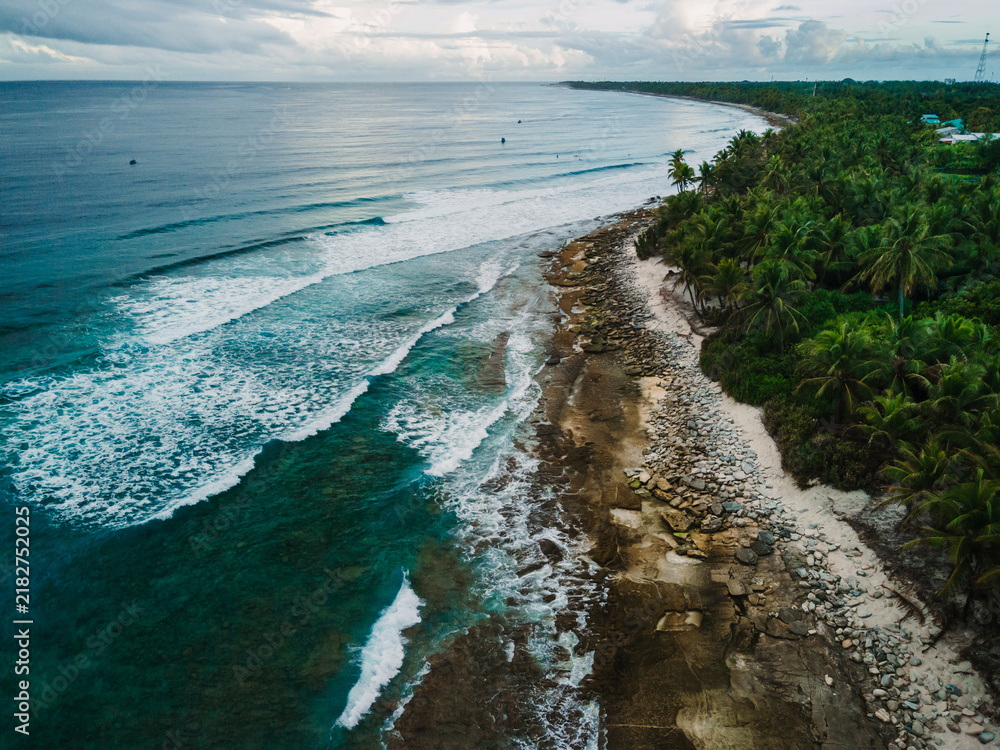 Obraz premium Drone view of sea with waves and coastline on Fuvahmulah island in Maldives