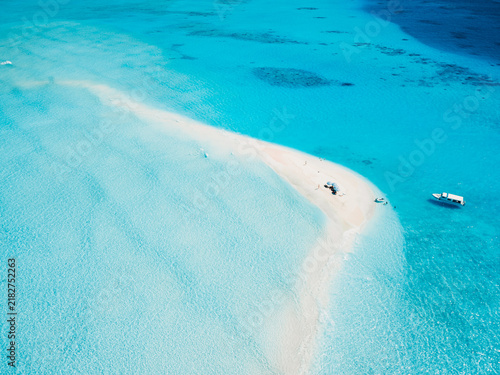 Fotografía Landscape seascape aerial view over atoll sandbank island