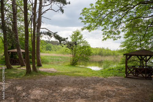 Foto Wooden gazebos by the lake in a green park in Dziwnow Poland