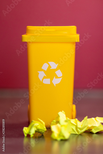 Foto Yellow recycling bin symbolizing environmental conservation, waste sorting, and