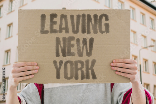 Quadro su tela "Leaving New York" Relocating from the city after initial enthusiasm requires emotional and financial recovery