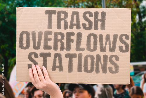Foto "Trash overflows stations" Garbage accumulates faster than collection schedules accommodate