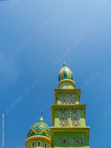 Quadro su tela mosque and clean blue sky.