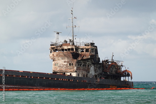 Foto Russian Cargo Ship Damaged in the Russia-Ukraine War at Sea Under Cloudy Sky