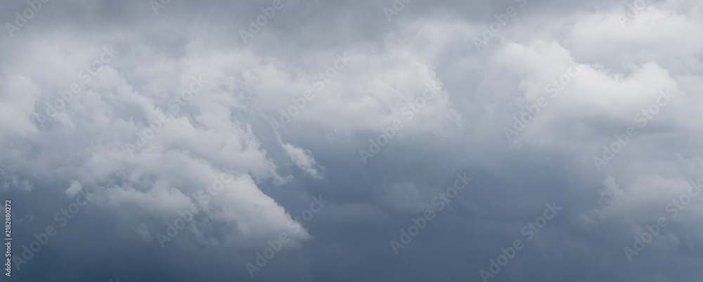 Obraz premium Panoramic sky with dense gray clouds before thunderstorm