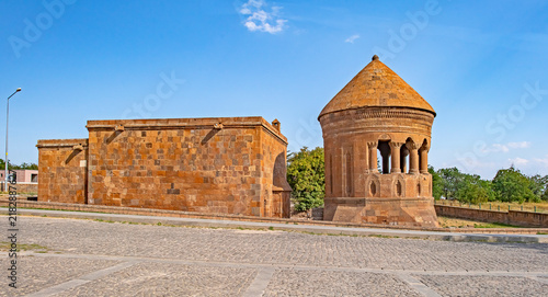 Foto The historic Emir Bayindir Tomb (Kumbet) and adjacent mosque under a clear blue sky in Ahlat district of Bitlis, Turkey