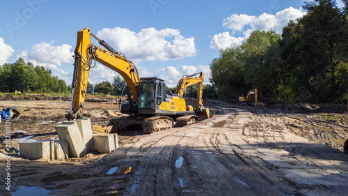 Foto xcavator digs trenches at a construction site