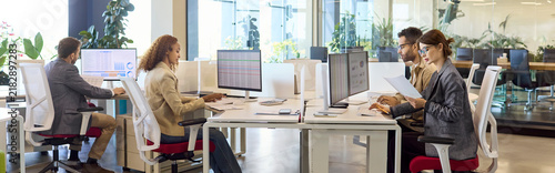 Cuadro en lienzo Team analysts in office review computer data charts