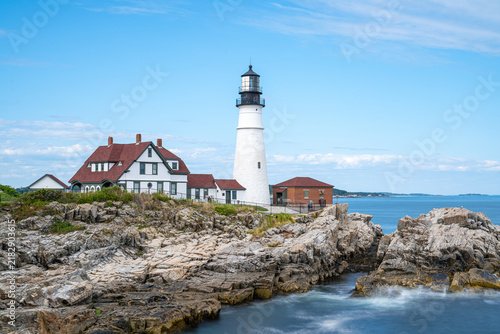 Foto Portland Head Light standing atop rugged rocky cliffs along Casco Bay in Cape Elizabeth, Maine, Long Exposure photo