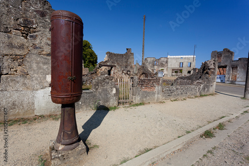 Foto Historic remains of Oradour-sur-Glane in Haute-Vienne in day light