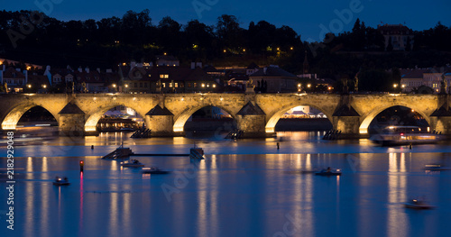 Foto Charles Bridge spans the Vltava River in Prague during night time
