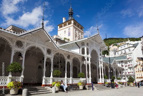 Fotografie Visit Karlovy Vary in Czech Republic featuring historic architecture and blue sk