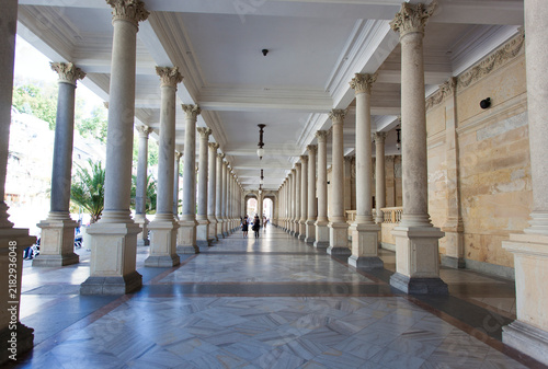 Fotografie Karlovy Vary in Czech Republic shows a long columned walkway during the day