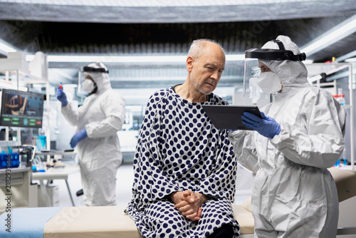 Fotografía Health scientist in coveralls consulting man in quarantine