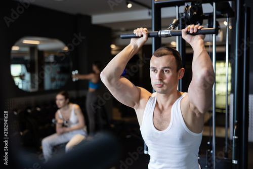 Canvastavla Man does exercises to strengthen muscles of arms and shoulders, increase muscle volume and contouring