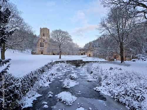 Fotografía Winter in Fountains Abbey, a ruined Cistercian monastery near Ripon in North Yorkshire, England