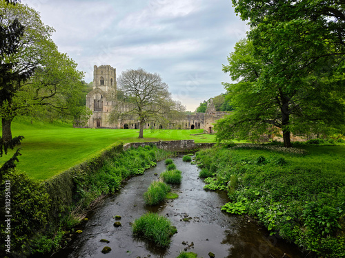 Cuadro en lienzo Fountains Abbey is a ruined Cistercian monastery near Ripon in North Yorkshire, England