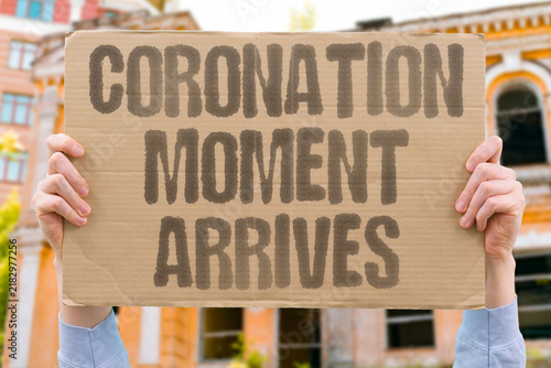 Foto "Coronation moment arrives" Senior figure joins ceremonial tradition alongside monarchs in formal state event