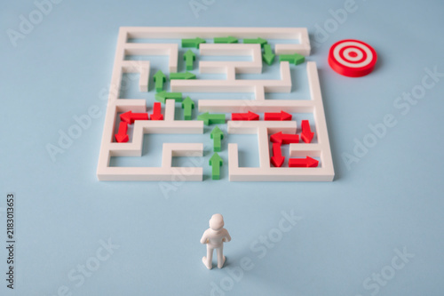 Bild auf Leinwand Businessman choosing the correct route through maze while avoiding dead ends