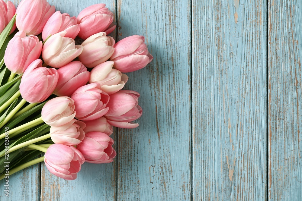 Obraz premium Pink tulip bouquet on rustic blue wooden table