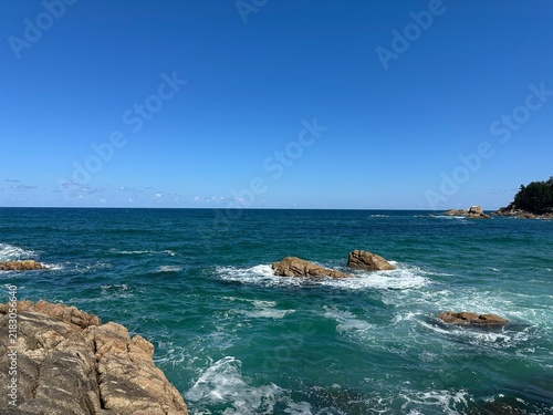 Canvastavla 해안의 커다란 바위 사이로 짙푸른 바다와 하얀 포말이 펼쳐진 사진