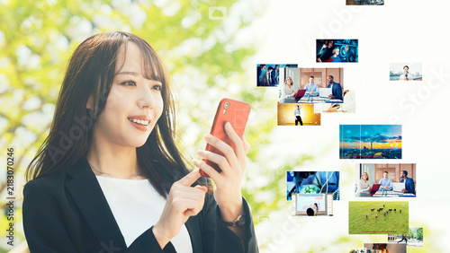 Naklejka 街でスマホを使う女性と映像コンテンツ