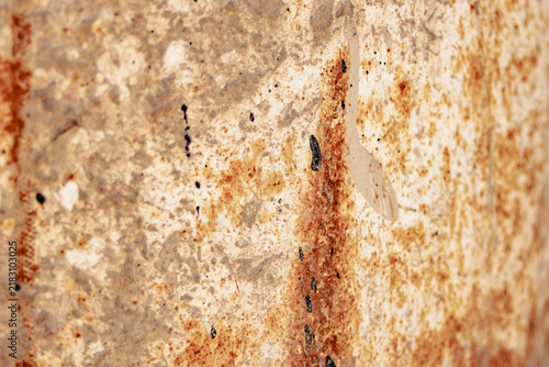 Foto Rusted metal surface displaying weathered texture with brown and orange corrosion patterns, creating an abstract background for construction and decay concepts