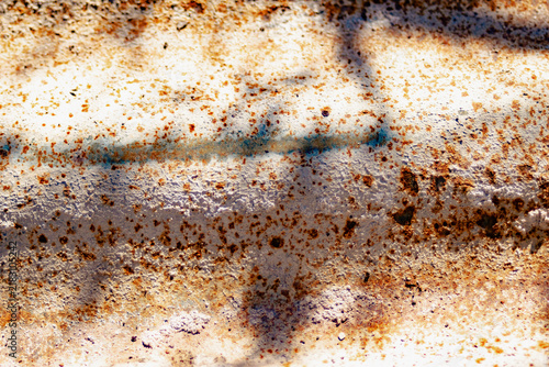 Cuadro en lienzo Rusted metal surface showing textured corrosion and peeling white paint, creatin
