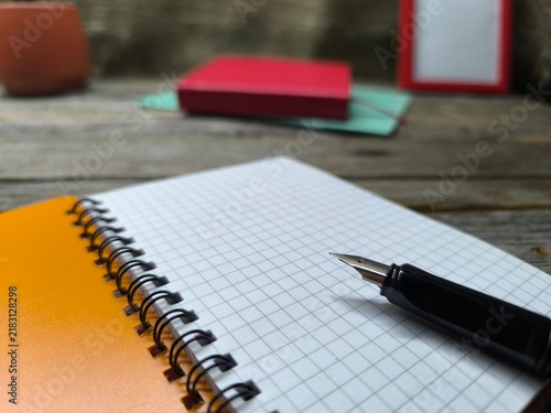 Canvastavla Close-up of fountain pen lying on blank notepad