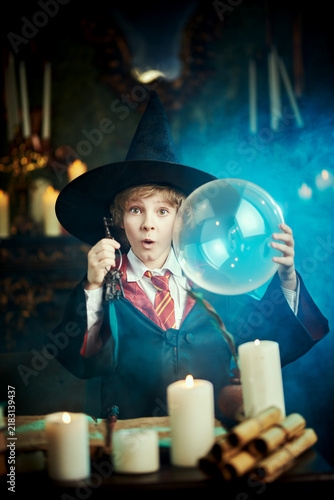 Plakat w ramie Child Wizard Magic