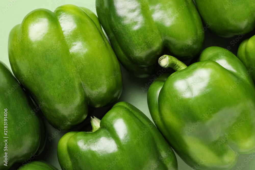 Obraz premium Green bell peppers on color background background, closeup