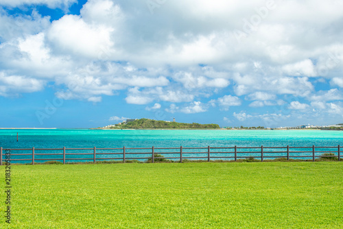Fototapeta 沖縄県豊見城市の豊崎海浜公園から望む瀬長島