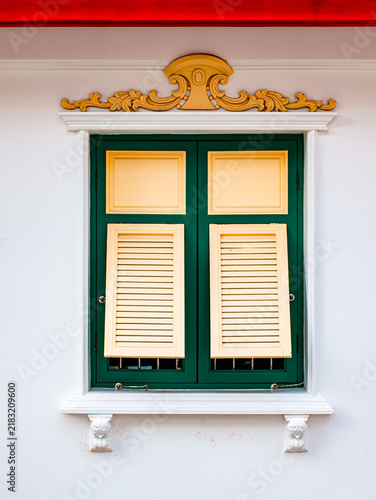 Fotografía Traditional Thai window with green and gold shutters and carved ornament