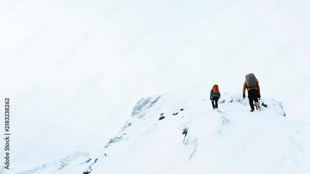 Obraz premium Hikers up in Reinebringen in the Lofoten Islands, Norway
