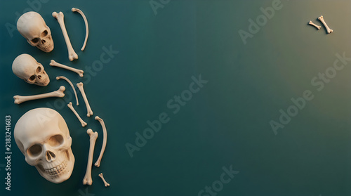 Obraz na płótnie Scattered human skeleton on dark background