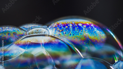 Fotografía Iridescent soap bubbles creating colorful abstract pattern