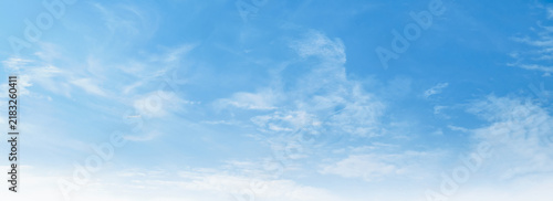 Canvastavla Clear blue sky with wispy clouds drifts gently