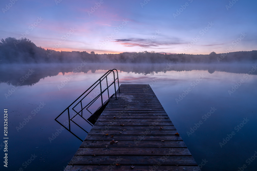 Fototapeta premium Frühherbstmorgen am Dietlhofer See, Weilheim, Bayern, Deutschland