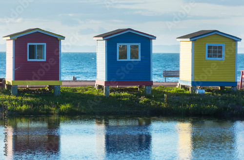 Cuadro en lienzo Huts in Newfoundland