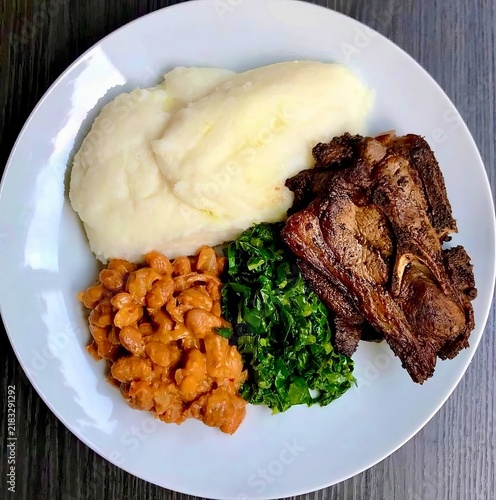 Foto Traditional Zambian nshima made from maize meal, served as a staple food with vegetables and savory side dishes