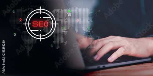 Foto Digital marketer develops global SEO strategy, search optimization, organic traffic, keyword targeting, ecommerce visibility, localization, ranking growth to reach international customers worldwide