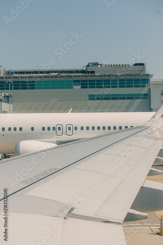 Foto Telescopic passenger boarding bridge at an airport terminal for aircraft boarding and disembarkation, istambul, turkey - 4 September 2026