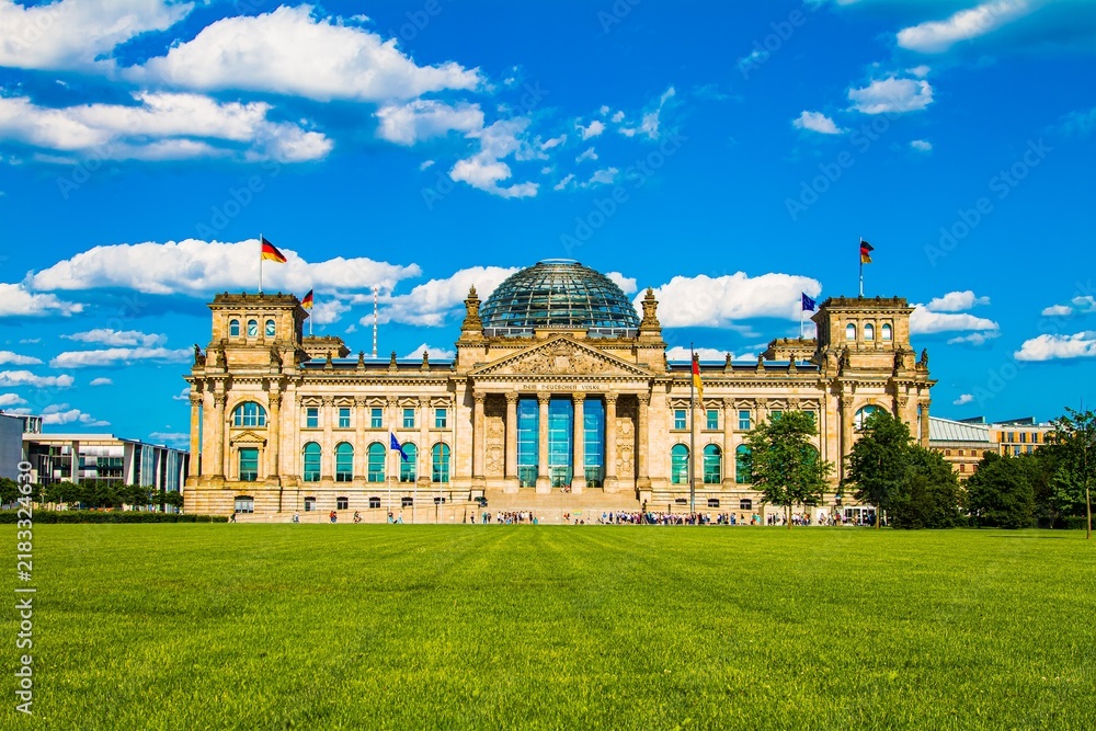 Obraz premium Historic Building With Modern Dome Under Blue Sky