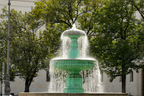 Canvas Print Historic bowl fountain on Geschwister-Scholl-Platz in front of the LMU main building in Munich