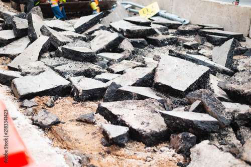 Fotografía broken asphalt pieces strewn across a construction site