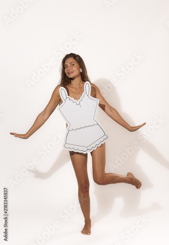 Foto Woman posing in handmade paper lingerie with scalloped top and shorts against a bright studio background